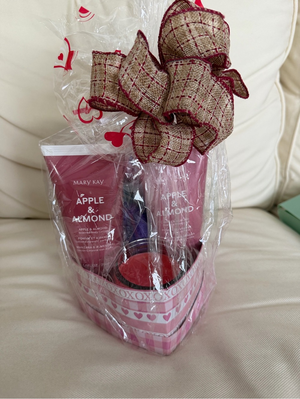 Mary Kay Apple & Almond Gift Set in Pink
